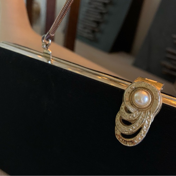 v i n t a g e :: Elegant Pearl Evening Metal Framed Purse Clutch - Picture 8 of 14